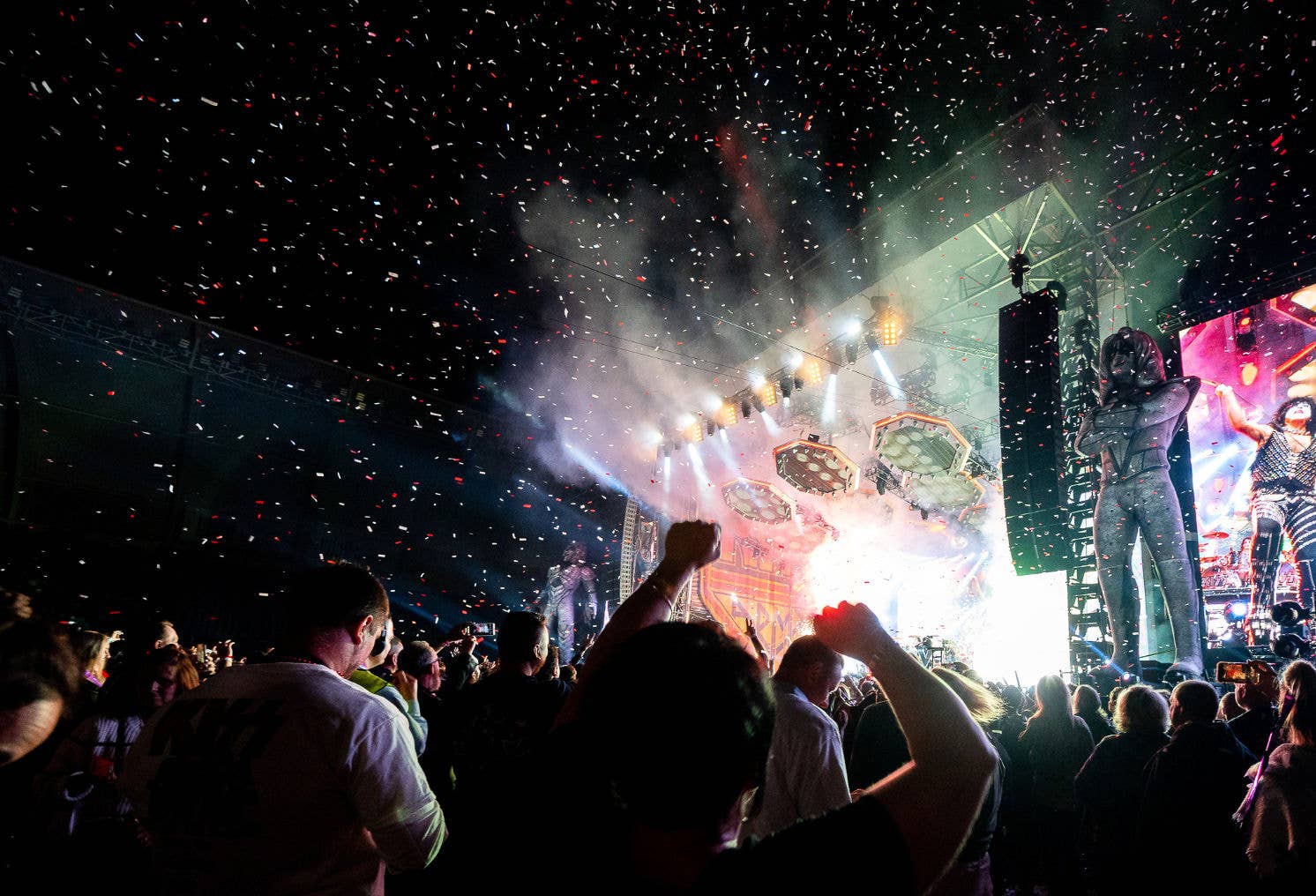 KISS Concert - Stage lighting and confetti